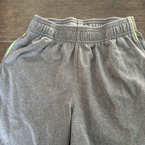💜3/$15 Under Armour Gray Kids Shorts - Picture 2 of 6
